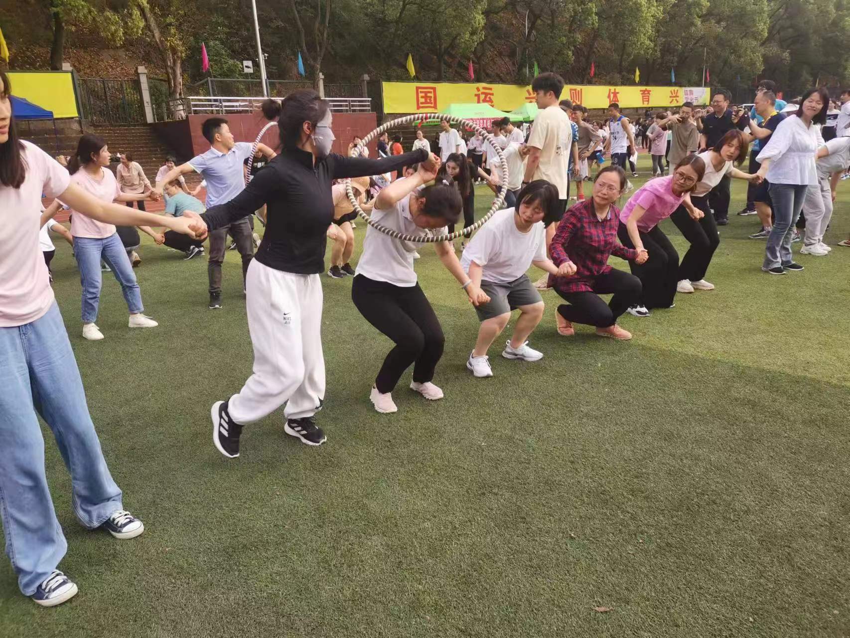 智传呼拉圈.jpg